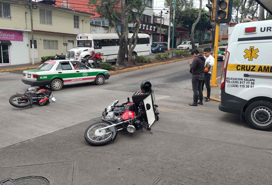 Chocan dos motocicletas en avenida de Xalapa