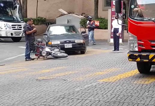 Auto embiste a motociclista detrás de palacio de gobierno en Xalapa