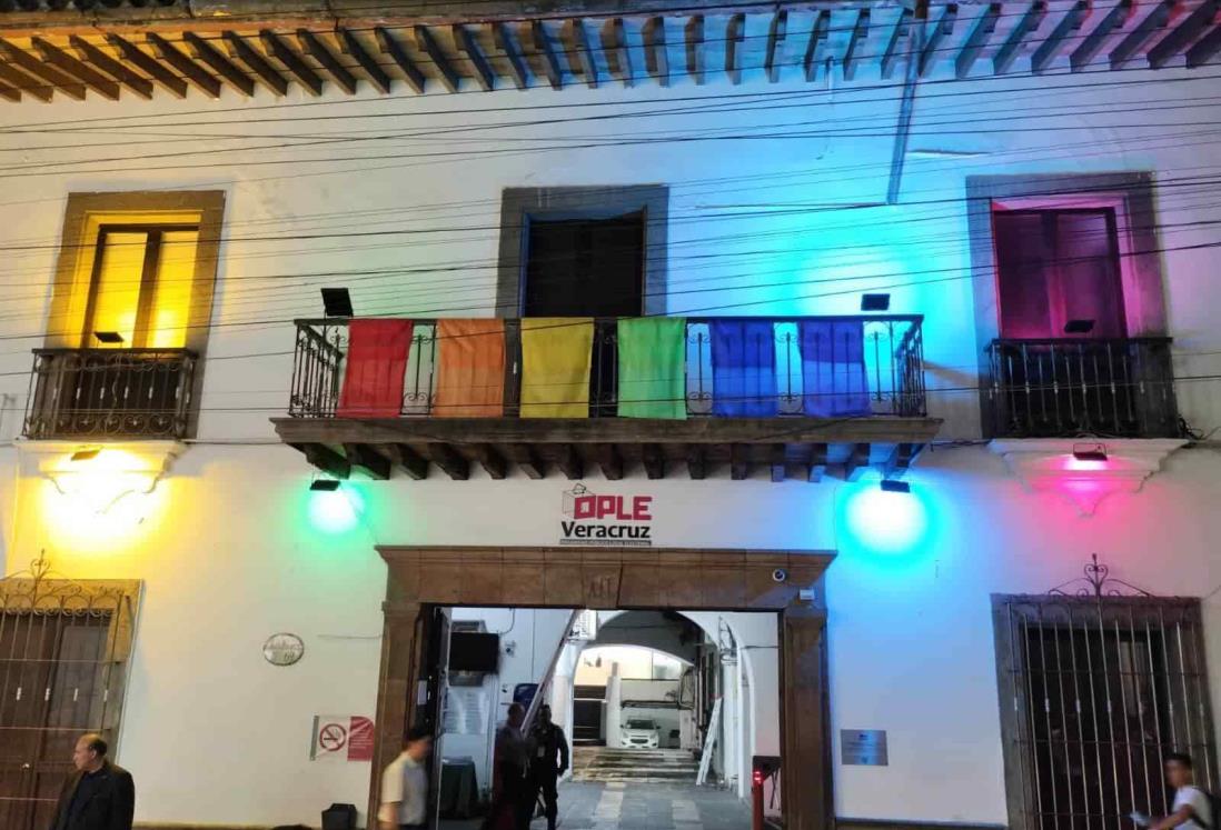 OPLE Veracruz se ilumina de colores en apoyo a la comunidad LGBT+