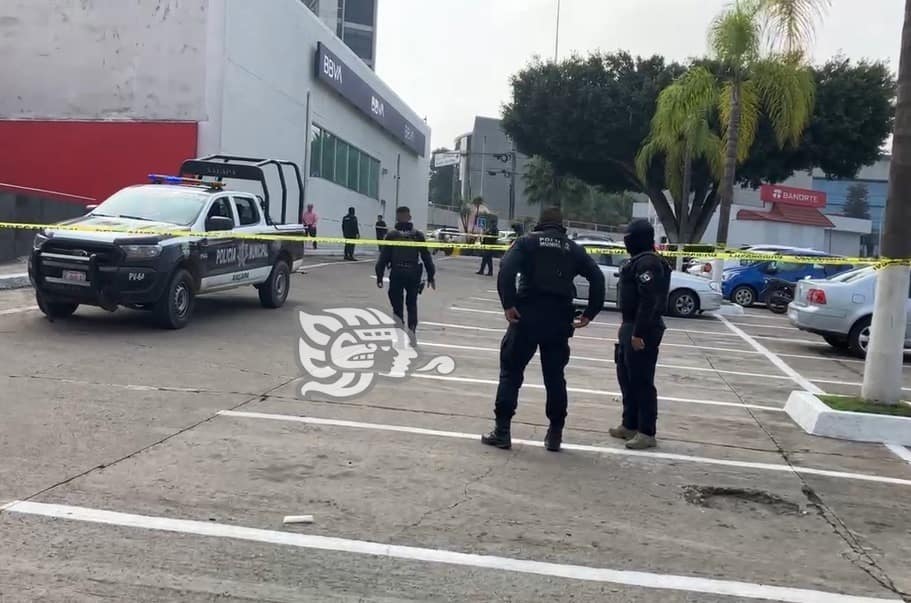 Disparos en estacionamiento de centro comercial en Xalapa alerta a ciudadanos