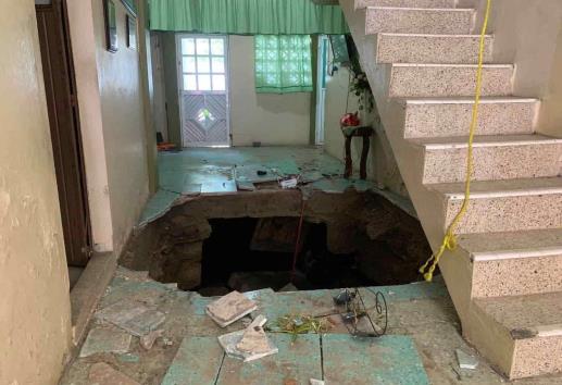 Socavón casi se traga una casa en Las Choapas; fue provocado por el colapso del drenaje pluvial (+Video)