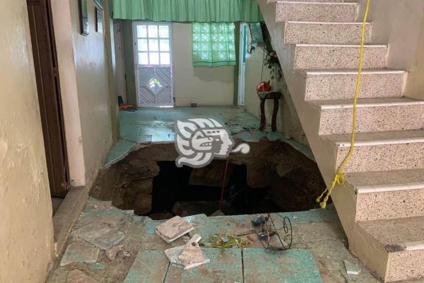 Socavón casi se traga una casa en Las Choapas; fue provocado por el colapso del drenaje pluvial (+Video)
