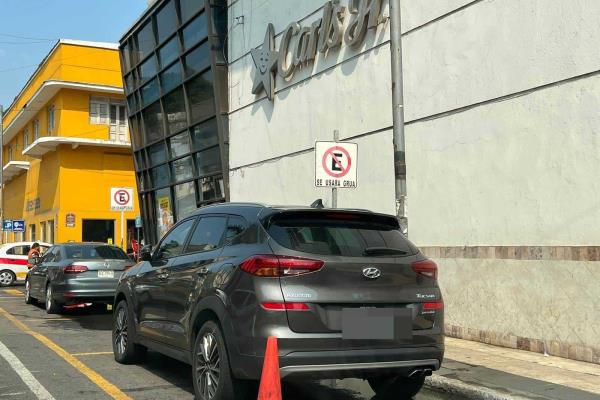 "Estacionamientos exclusivos" causa molestia a conductores en el centro de Veracruz
