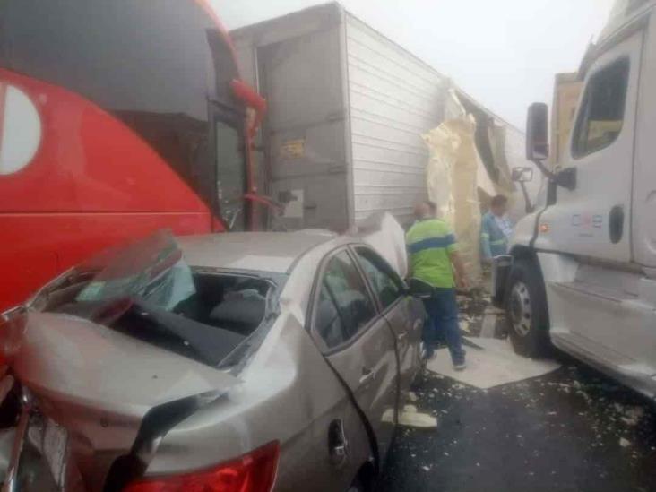 ¡Mega carambola! Tráiler, autos y autobús se impactan en libramiento de Xalapa; hay 15 lesionados