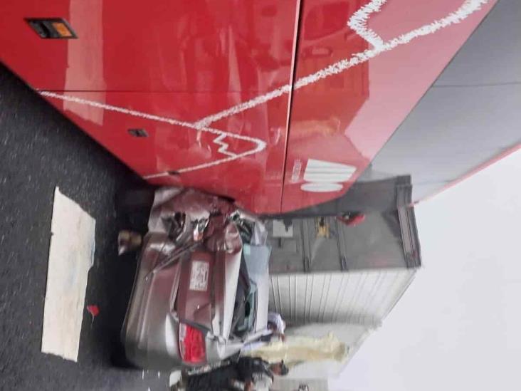 ¡Mega carambola! Tráiler, autos y autobús se impactan en libramiento de Xalapa; hay 15 lesionados