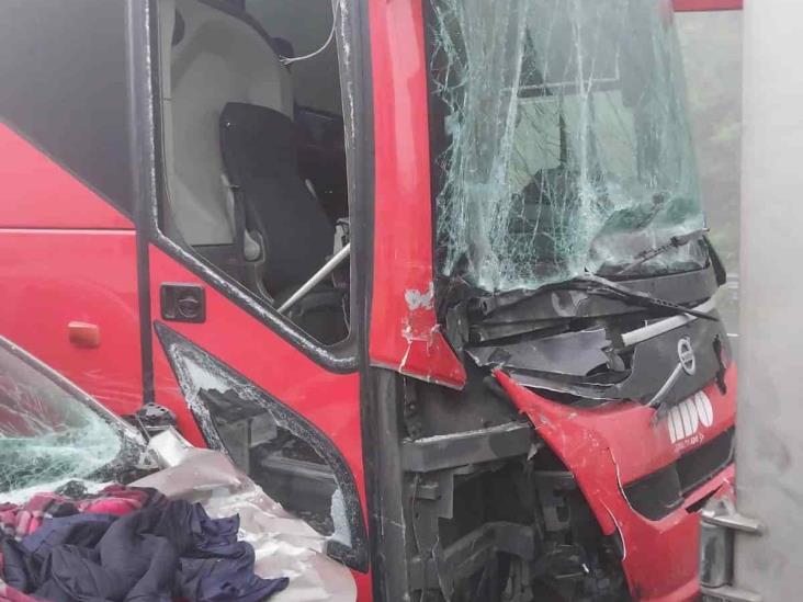 ¡Mega carambola! Tráiler, autos y autobús se impactan en libramiento de Xalapa; hay 15 lesionados