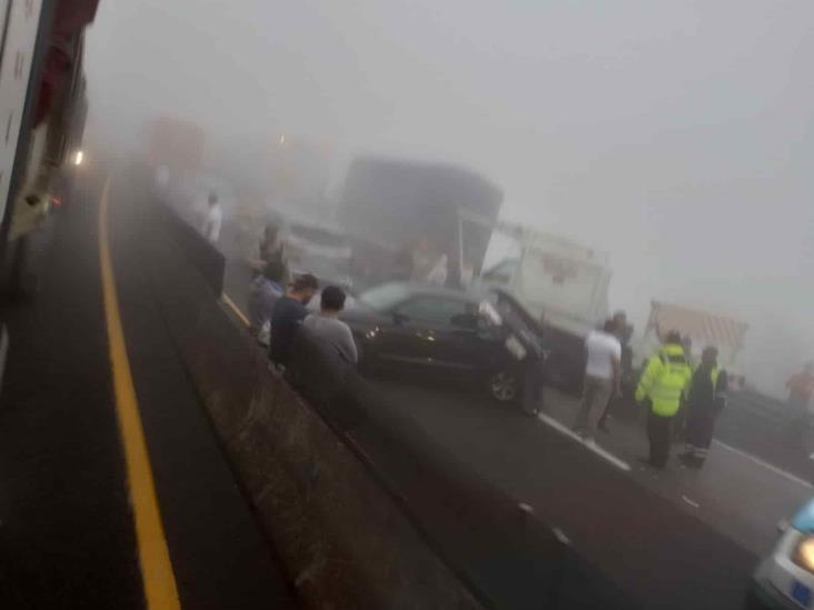 ¡Mega carambola! Tráiler, autos y autobús se impactan en libramiento de Xalapa; hay 15 lesionados