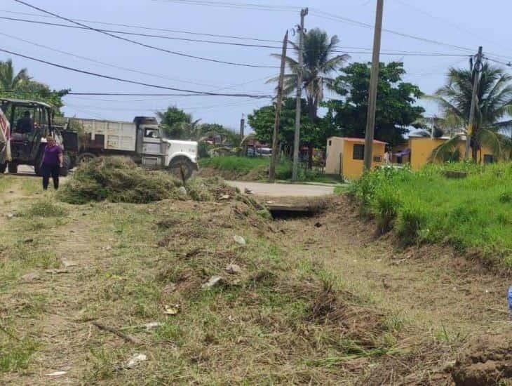 Para evitar inundaciones realizan limpieza en canales de villa Allende