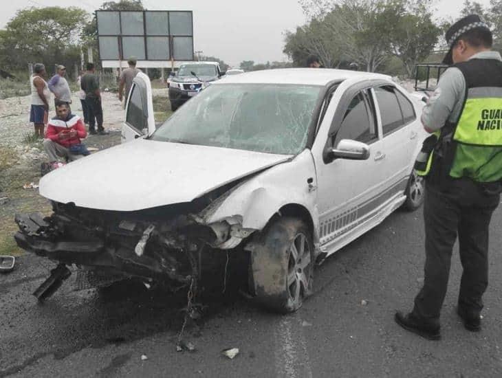 Auto es arrollado por tráiler en la Xalapa- Veracruz; el responsable huyó