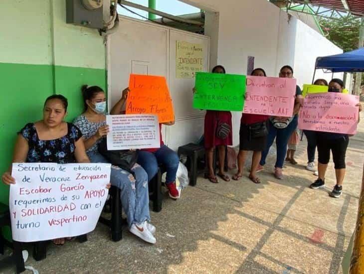 Padres de familia se manifiestan frente a primaria Alfonso Arroyo