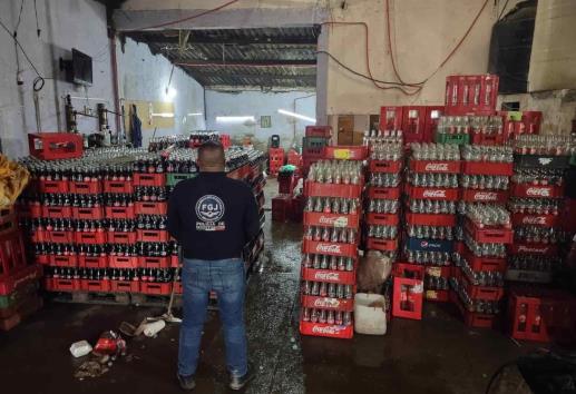 Atrapan a 15 con miles de botellas de Coca-Cola pirata en el Estado de México