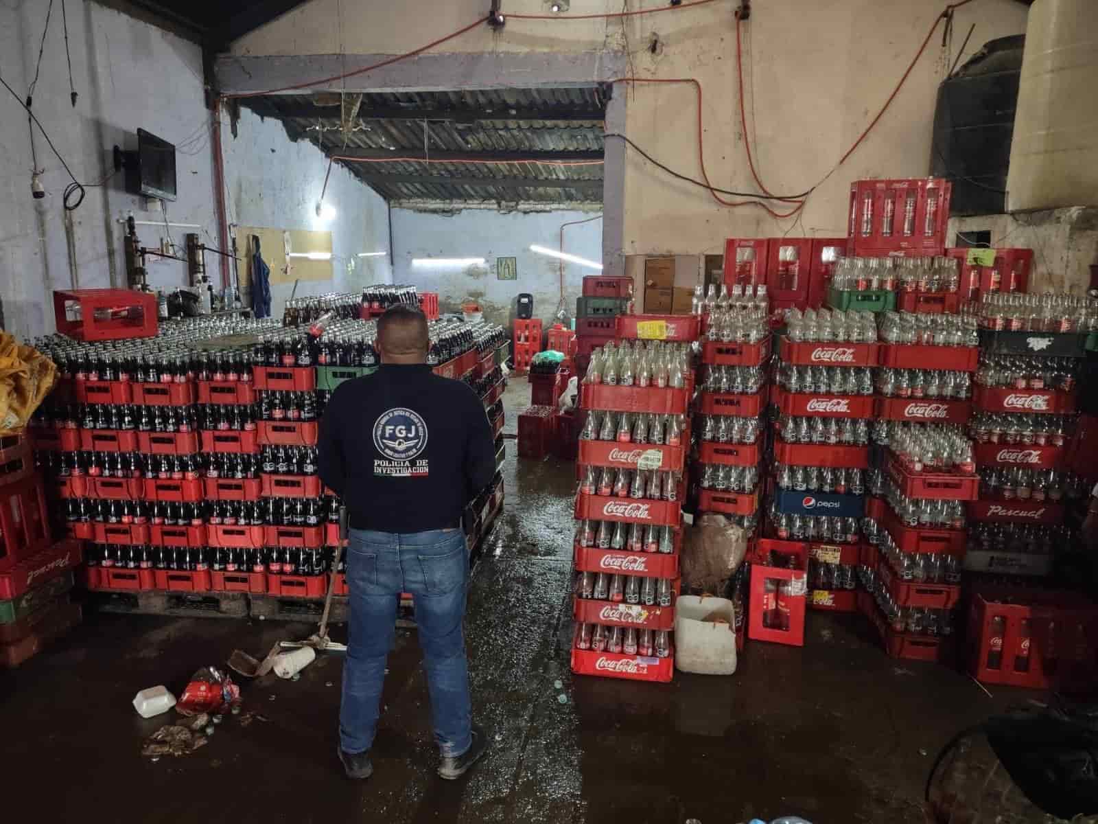 Atrapan a 15 con miles de botellas de Coca-Cola pirata en el Edomex