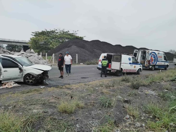 Auto es arrollado por tráiler en la Xalapa- Veracruz; el responsable huyó