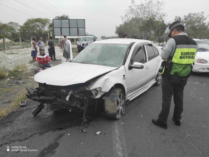 Tráiler arrolla a auto y huye en la Xalapa-Veracruz; deja 2 heridos