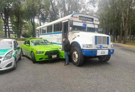 Patrulla de Tránsito y autobús de ATB chocan en avenida de Xalapa