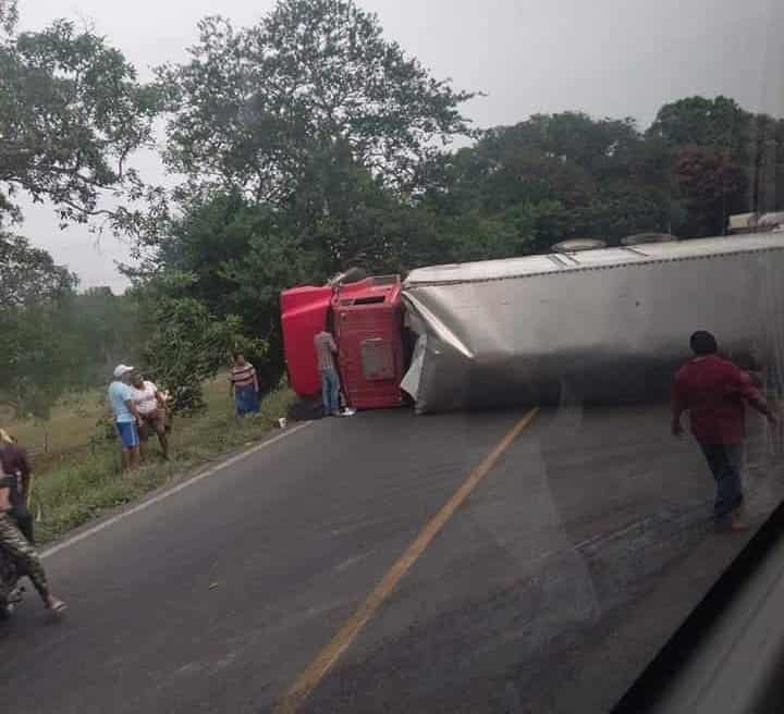 Vuelca tráiler cargado con leche en Medellín