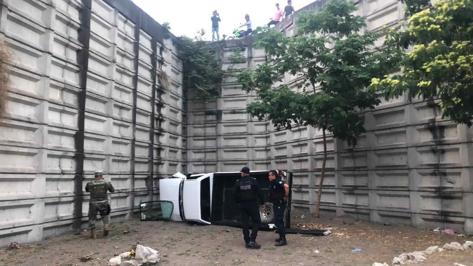 Cae camioneta desde el distribuidor de J.B. Lobos, en Veracruz(+Video)