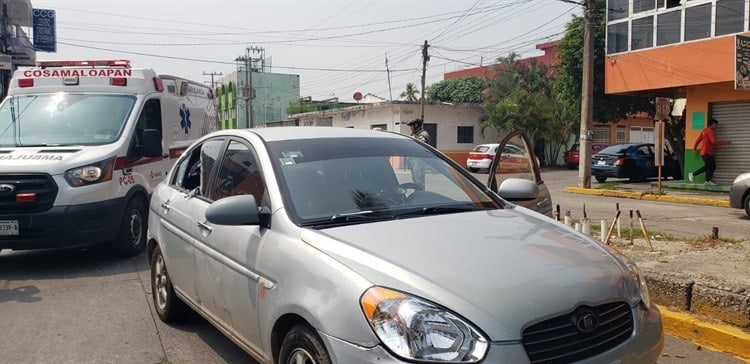 Automóvil choca motociclista en calles de Cosamaloapan