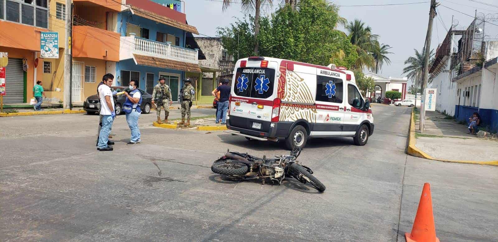 Automóvil choca motociclista en calles de Cosamaloapan