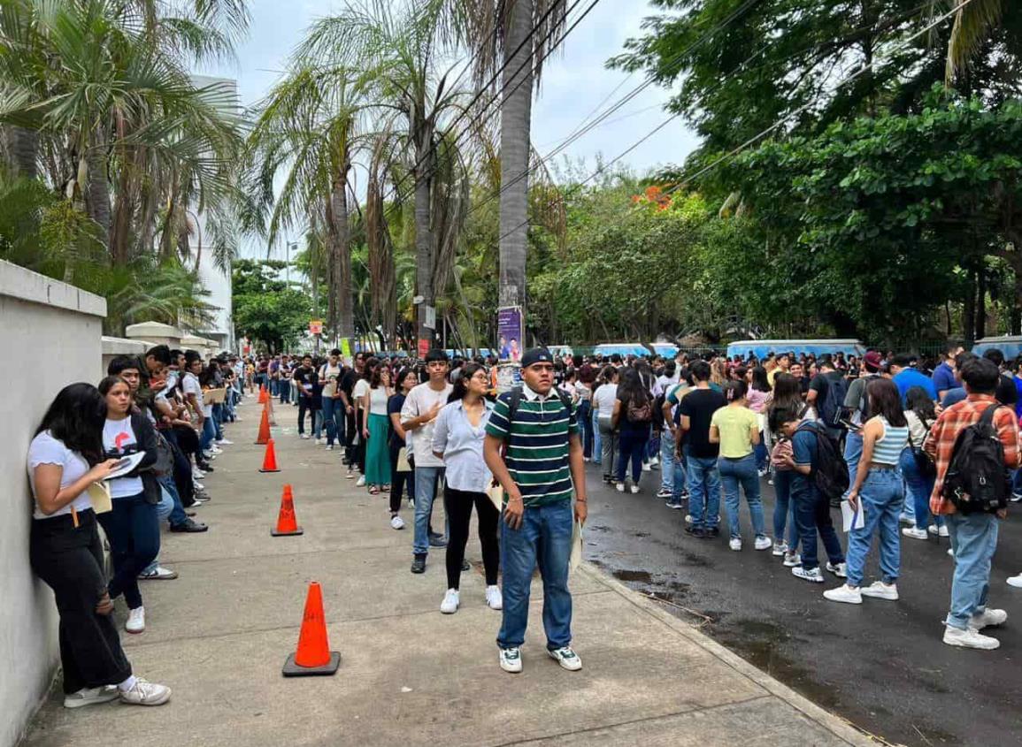 Jóvenes abarrotan campus de la UV en el estado por examen de admisión