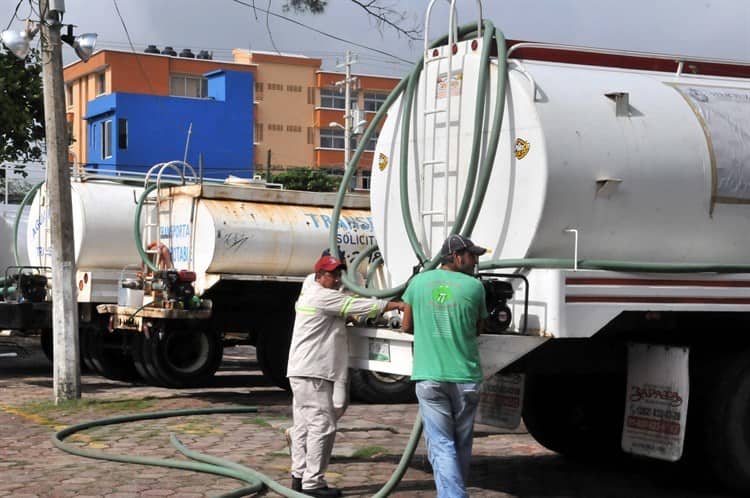 Pipas son insuficientes para suministro de agua en colonias de Coatza