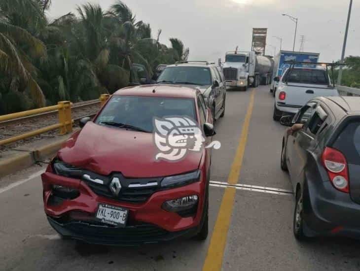 Vagoneta choca con automóvil en puente Coatzacoalcos Uno