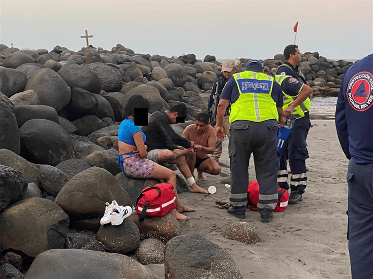 Rescatan a un hombre y una niña de ahogarse en Playa La Bamba, en Boca del Río