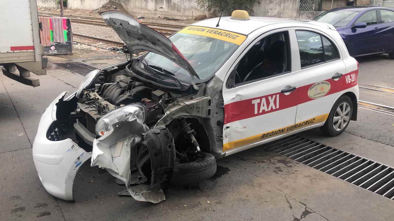 Por querer ganarle el paso al tren, arrolla a taxista en el Vergel, en Veracruz (+Video)