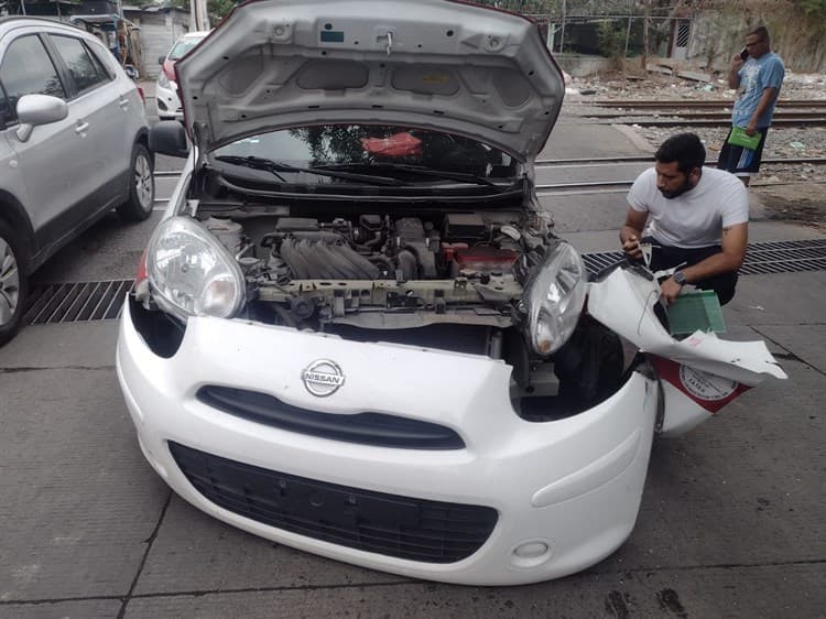 Por querer ganarle el paso al tren, arrolla a taxista en el Vergel, en Veracruz (+Video)