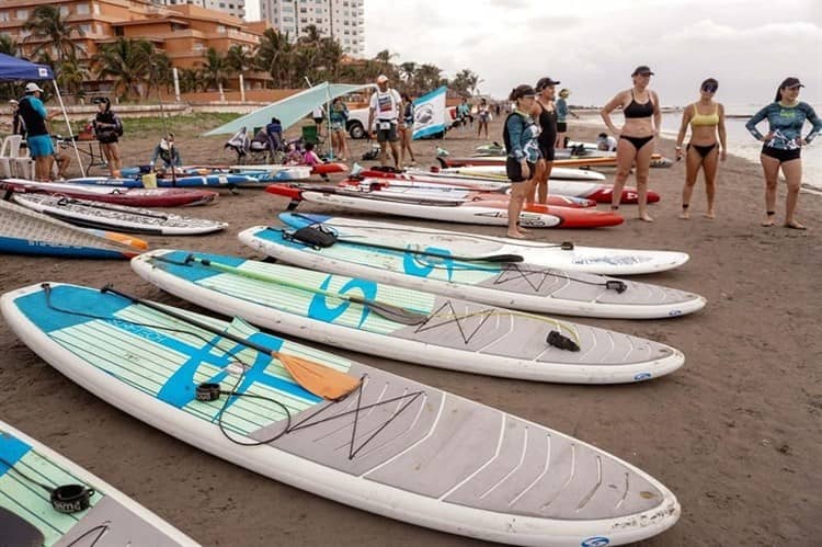 Compiten en playa de Boca del Río en tablas de paddle y kayak