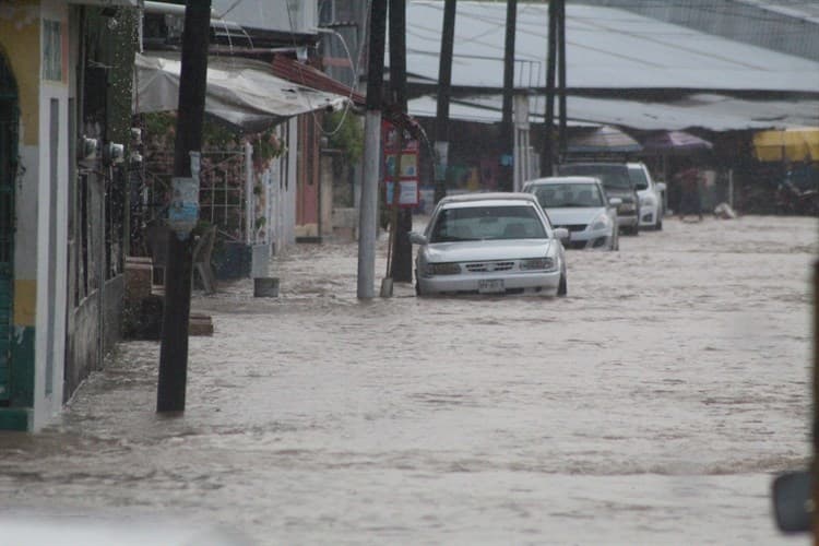 Colectores estaban inundados de basura en Agua Dulce; autoridades implementan programa de limpieza