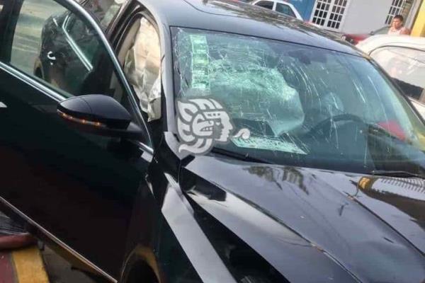 Motociclista resulta lesionado tras chocar contra auto en Minatitlán