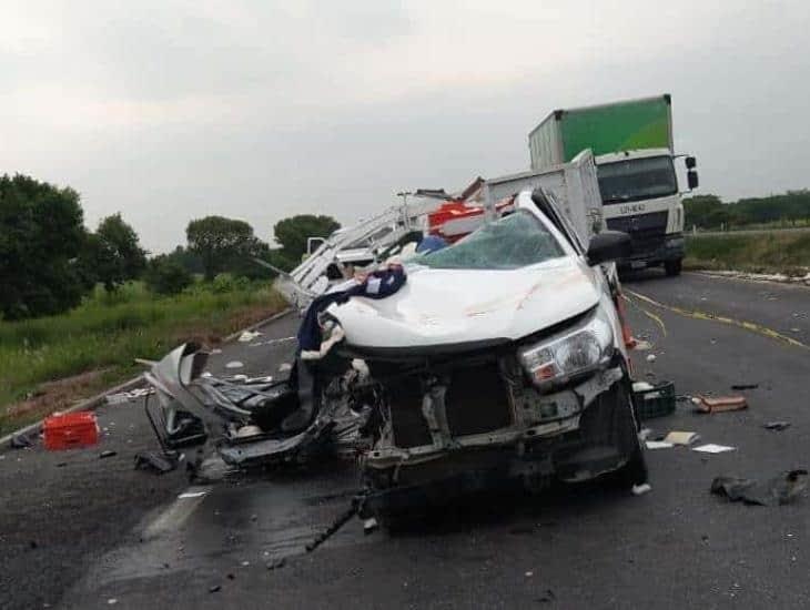 Muere mujer y su esposo está grave tras fuerte choque con transporte de la Sonora Dinamita