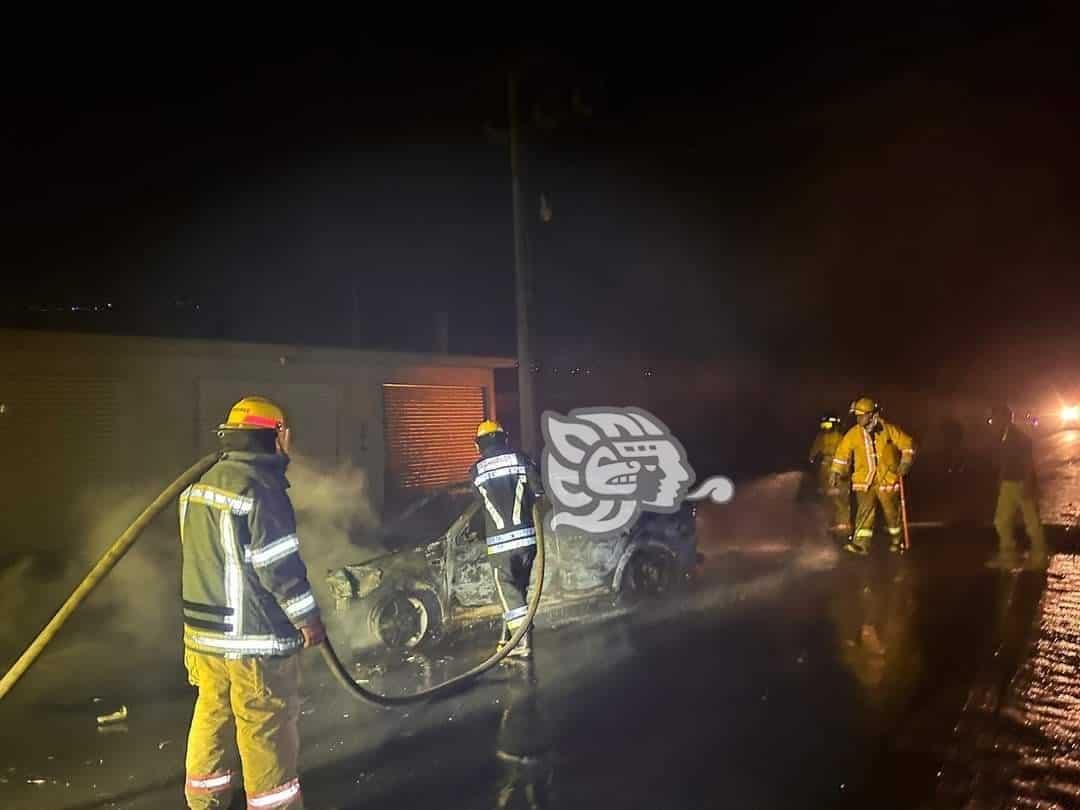 Solo quedaron las cenizas de un Jetta en la Orizaba- Tehuacán luego de un cortocircuito (+Video)