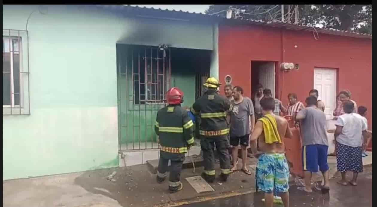 Vecinos controlan incendio de vivienda en colonia de Veracruz