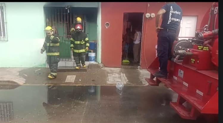 Vecinos controlan incendio de vivienda en colonia de Veracruz