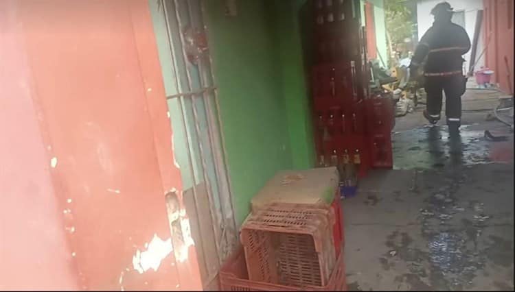 Vecinos controlan incendio de vivienda en colonia de Veracruz