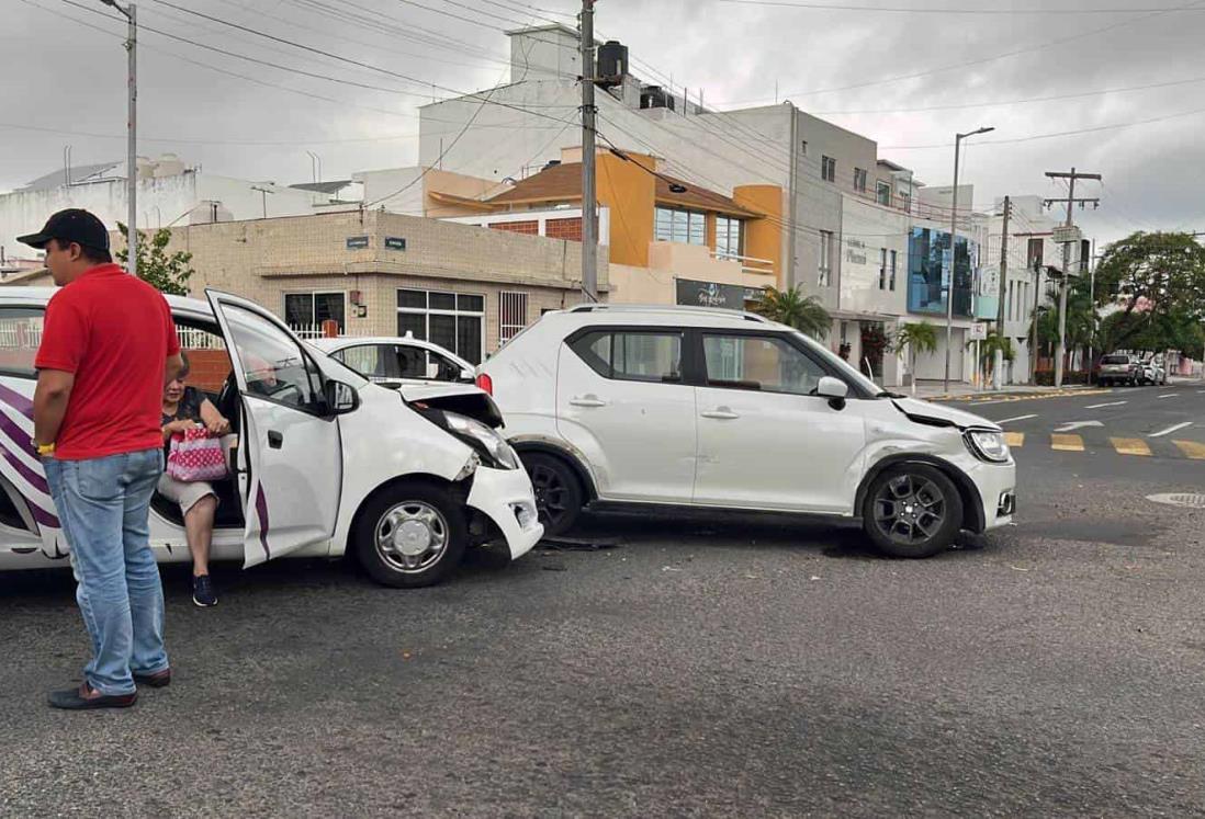 Ocasiona accidente en el Virginia por no respetar el paso vehicular