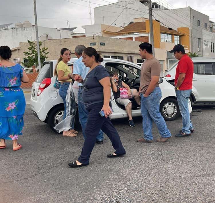 Ocasiona accidente en el Virginia por no respetar el paso vehicular