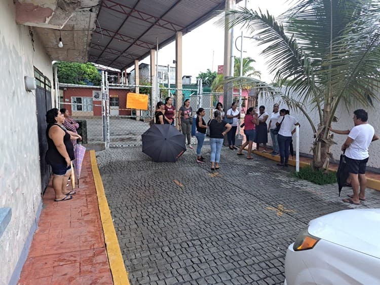 Toman escuela y bloquean carreta en Vega de Alatorre; exigen programa parcela escolar