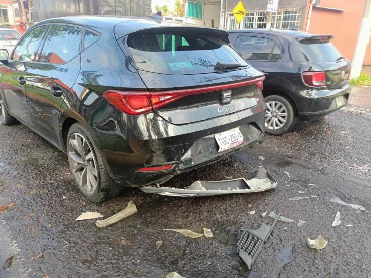 Automóvil y taxi se impactan por alcance en avenida de Xalapa