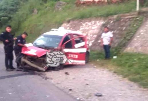 Choque entre taxi y tráiler deja 3 lesionados en Tlapacoyan