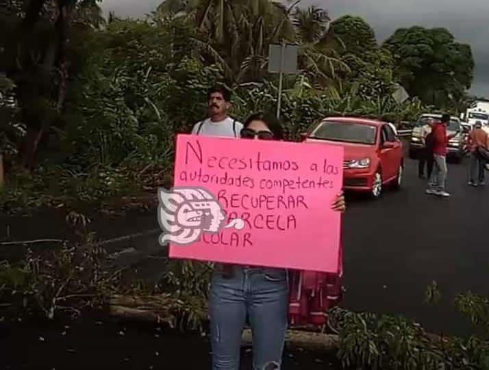 Toman escuela y bloquean carreta en Vega de Alatorre; exigen programa parcela escolar