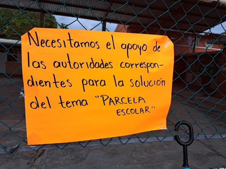 Toman escuela y bloquean carreta en Vega de Alatorre; exigen programa parcela escolar