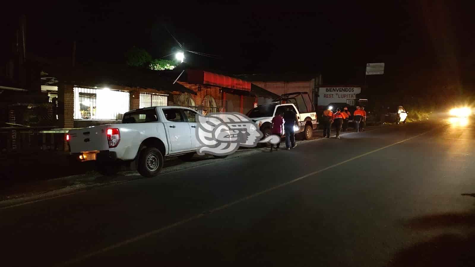 Sicarios ejectuan a una mujer en un restaurante de Jilotepec; amarran a su hija