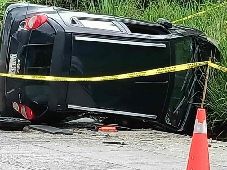 Volcadura deja un muerto y 4 heridos en la carretera Las Trancas–Coatepec