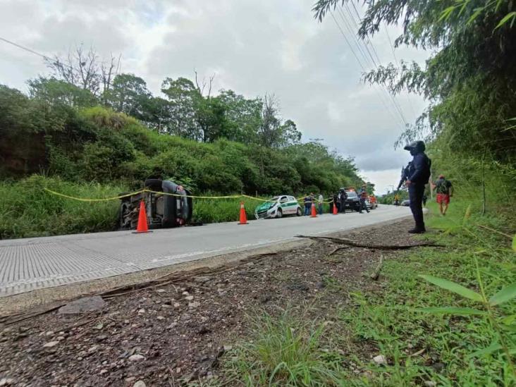 Volcadura deja un muerto y 4 heridos en la carretera Las Trancas–Coatepec