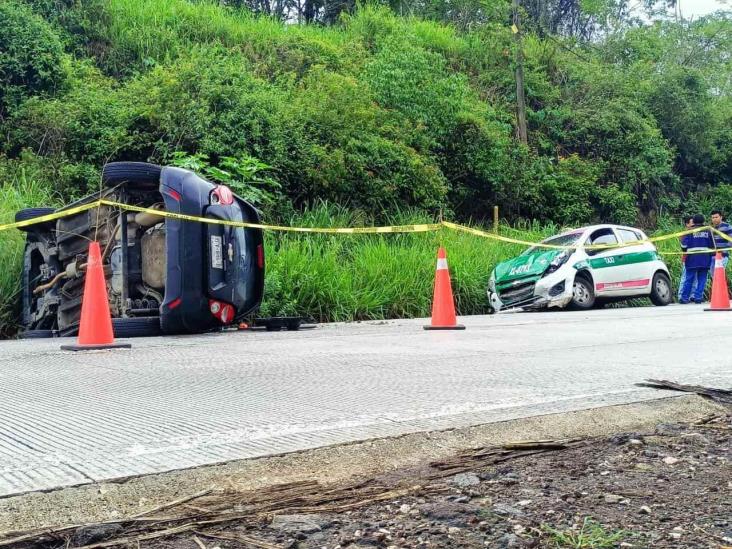 Volcadura deja un muerto y 4 heridos en la carretera Las Trancas–Coatepec