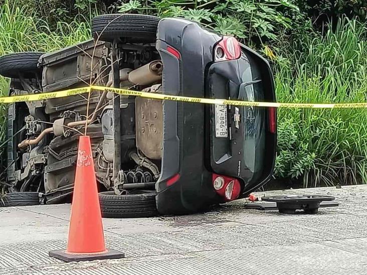 Volcadura deja un muerto y 4 heridos en la carretera Las Trancas–Coatepec