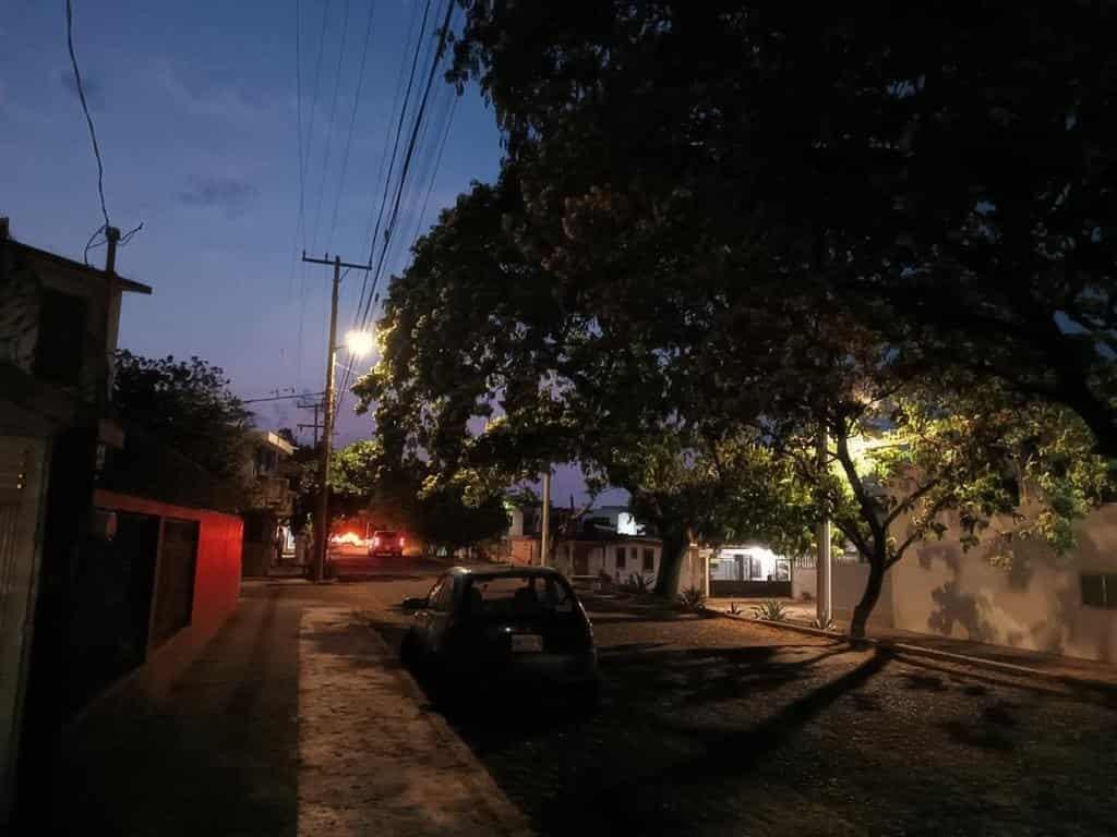 A oscuras caminan vecinos por calles del Buenavista en Veracruz